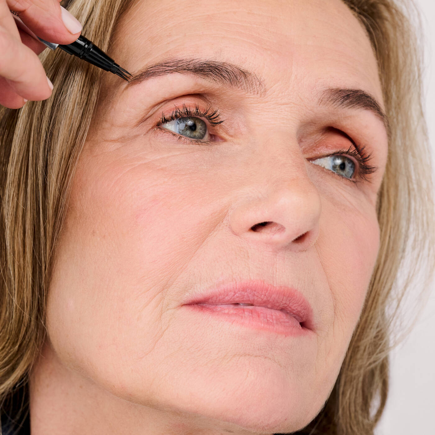 Mighty Fine Brow Pen Superfine triple tip brow pen von Benefit online bestellen bei
