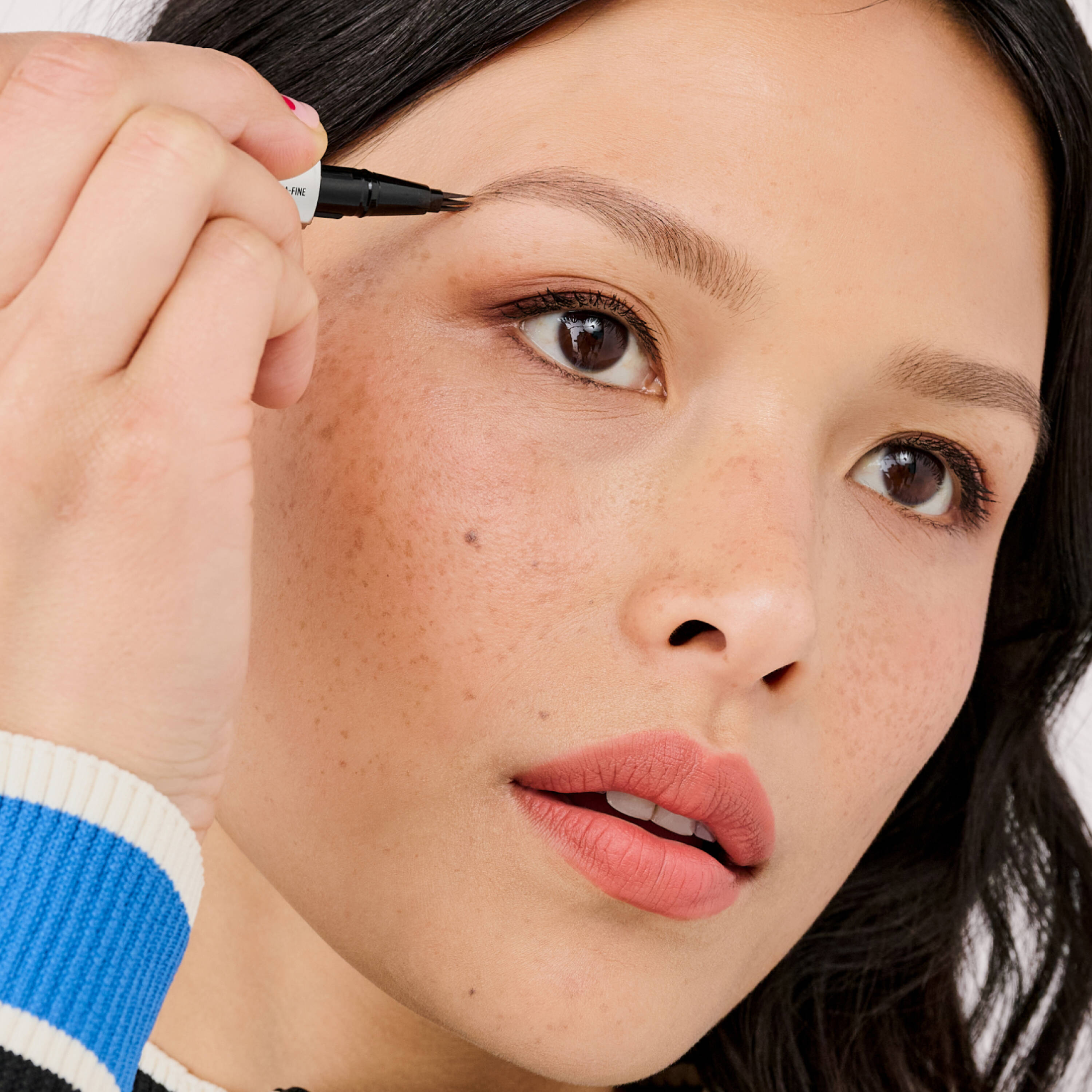 Mighty Fine Brow Pen Superfine triple tip brow pen von Benefit online bestellen bei